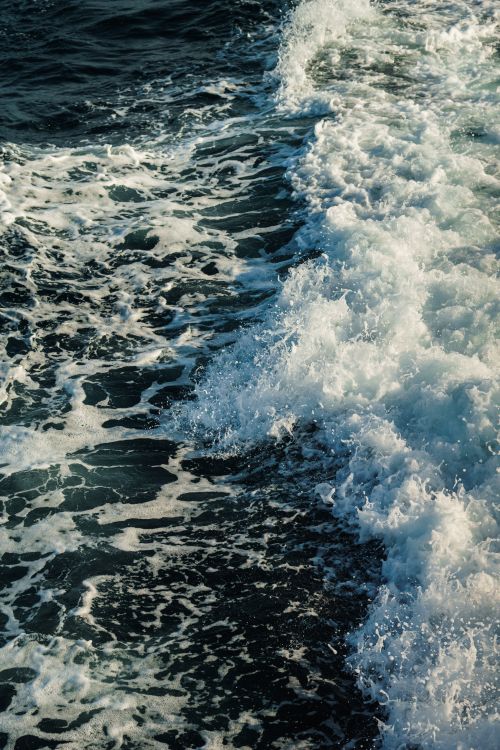 Free Vibrant capture of ocean waves crashing against the shore, showcasing the beauty and power of nature. Stock Photo