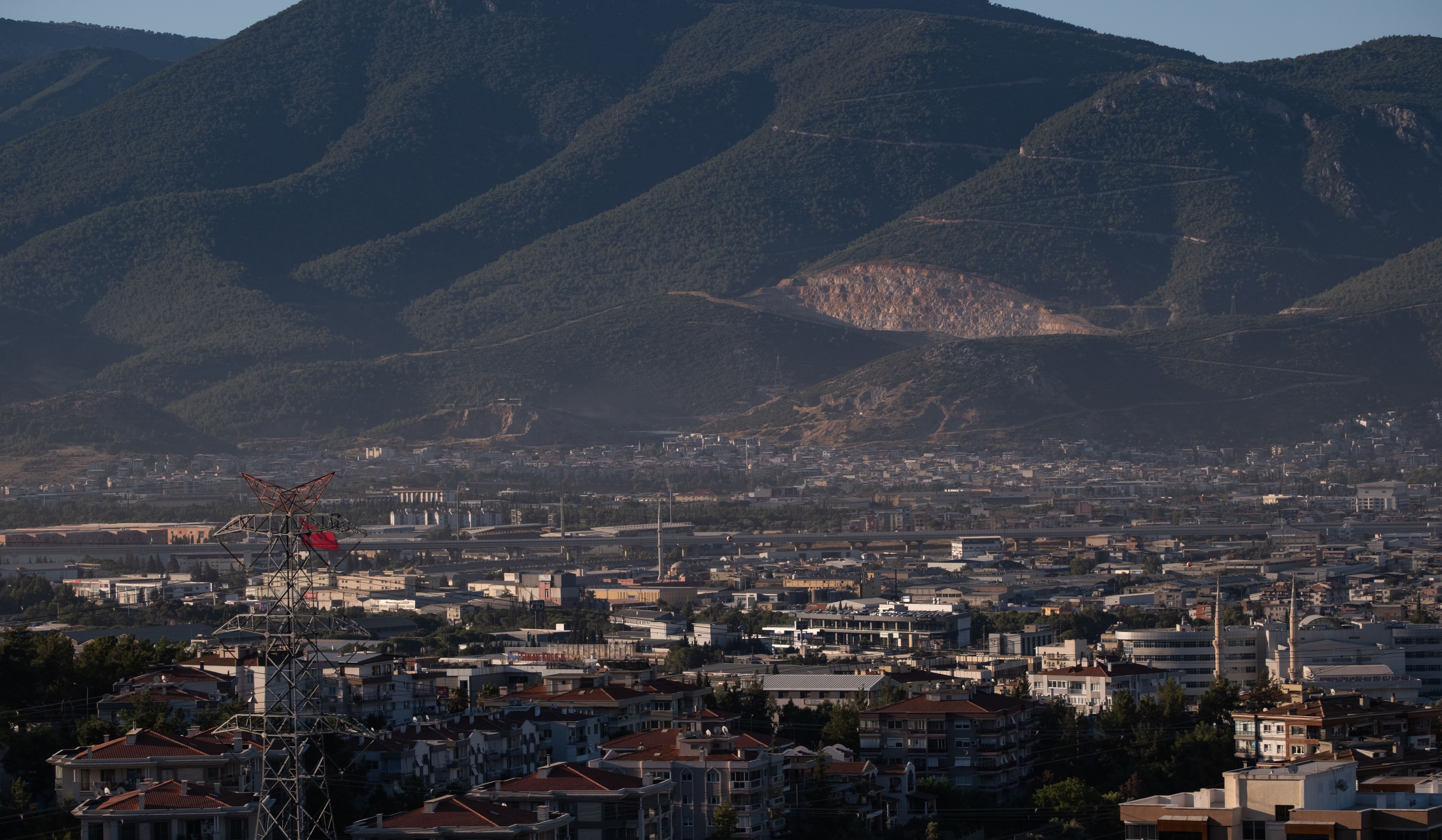A breathtaking view of İzmir showcasing urban landscape against mountainous backdrop.