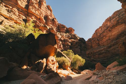 Free Experience the stunning red rock formations and serene natural surroundings of Arizona's canyons. Stock Photo