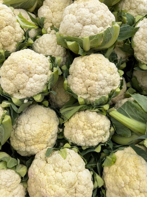 Free A vibrant display of fresh, organic cauliflowers, perfect for healthy cooking. Stock Photo