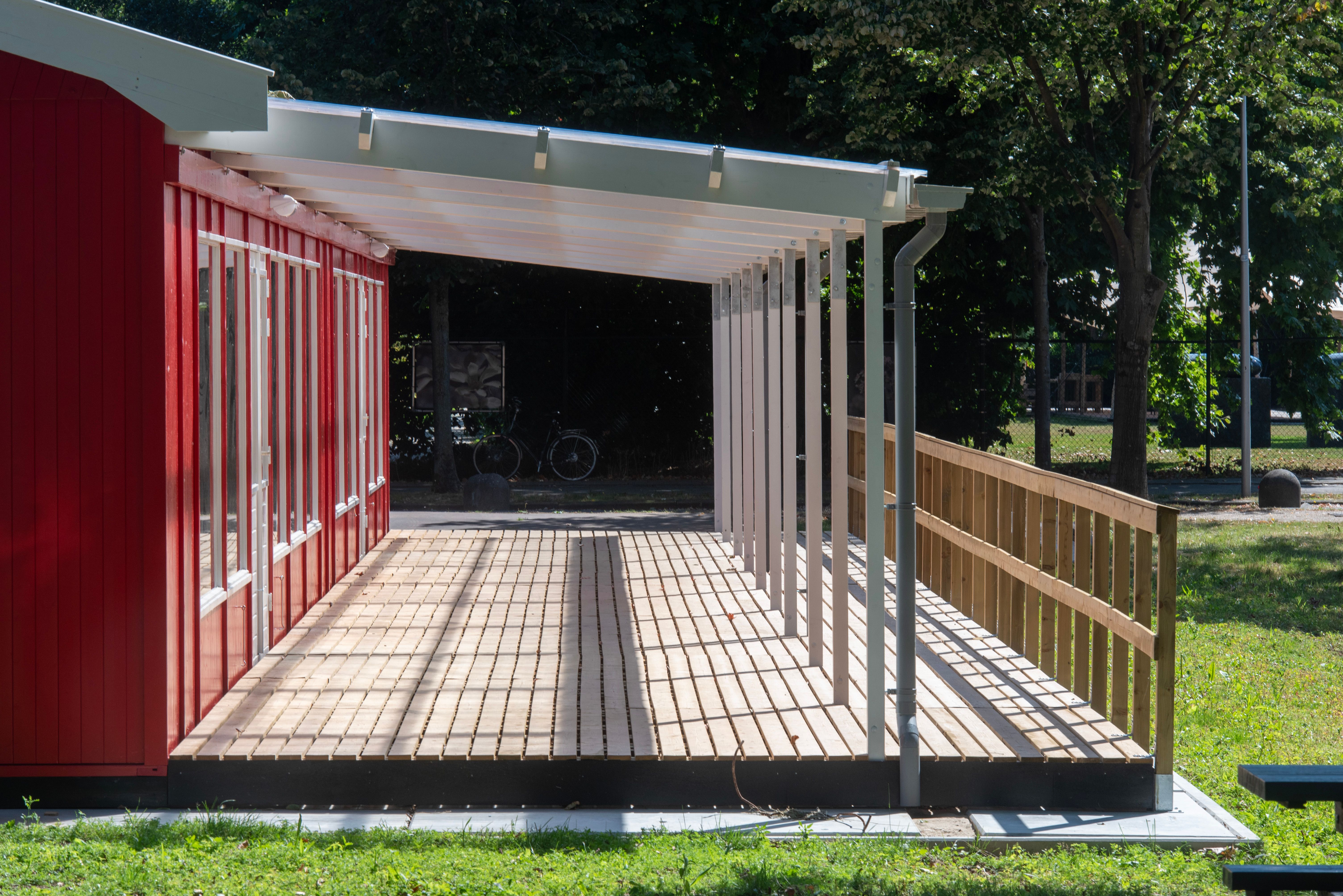 Moderne Terrasse mit Holzdielen