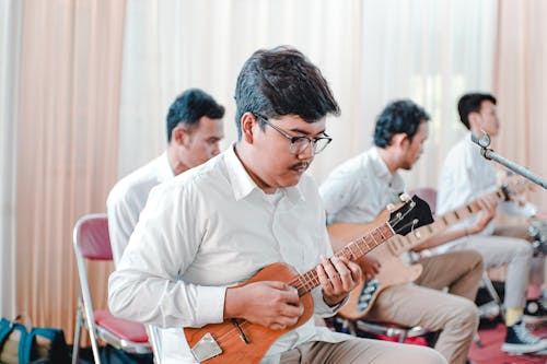 Gratis Fotos de stock gratuitas de hombre, instrumento de cuerda, instrumento musical Foto de stock