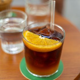 Iced coffee with an orange slice, photo by Khải Nguyễn Thanh on Pexels
