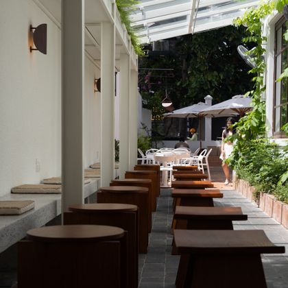 Courtyard cafe with timber stools — photo by Khải Nguyễn Thanh on Pexels