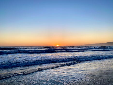 Captivating sunset view over the gentle waves at Venice Beach, a serene Los Angeles seascape.