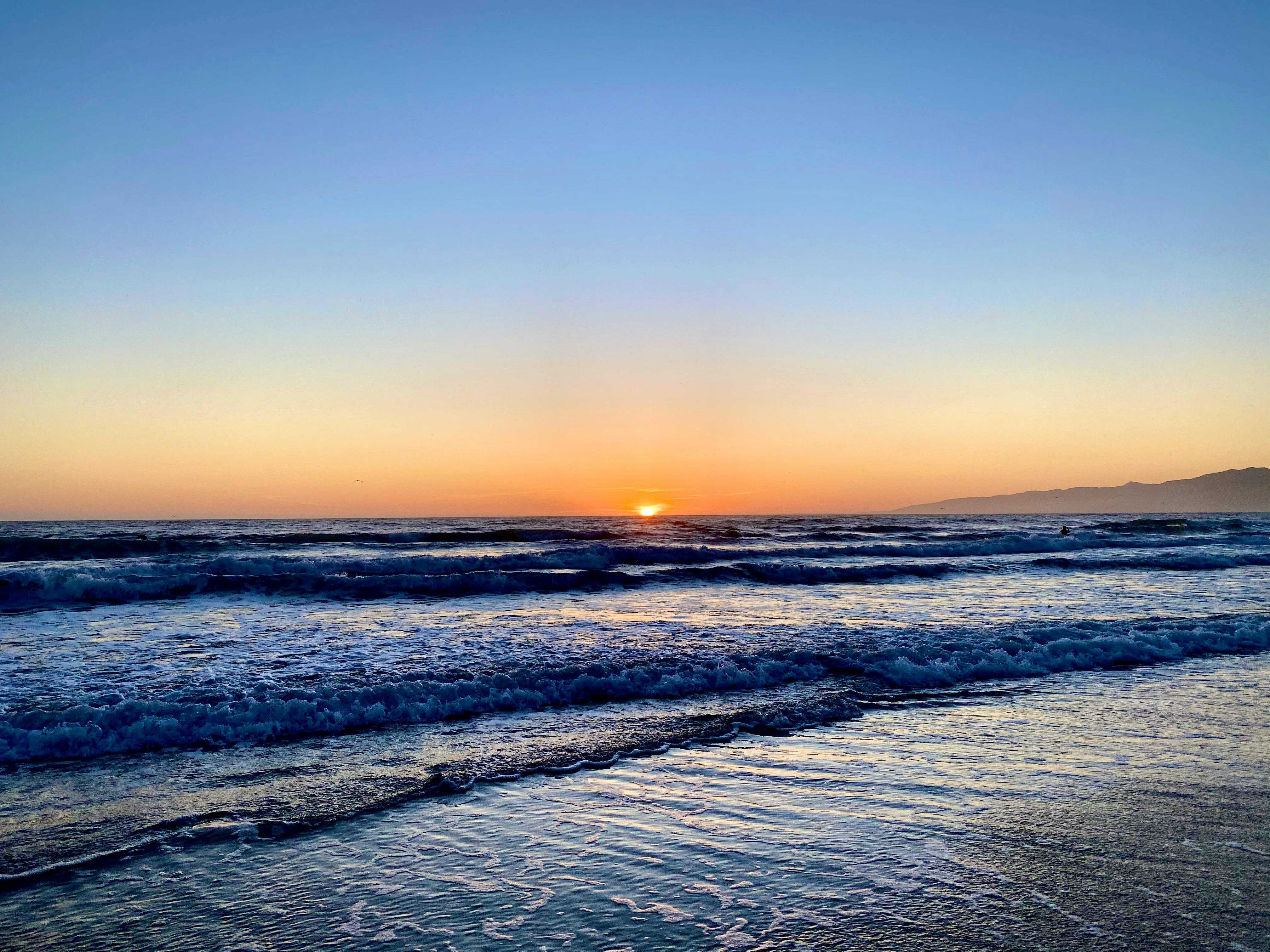 Ocean Waves Crashing on Shore during Sunset · Free Stock Photo