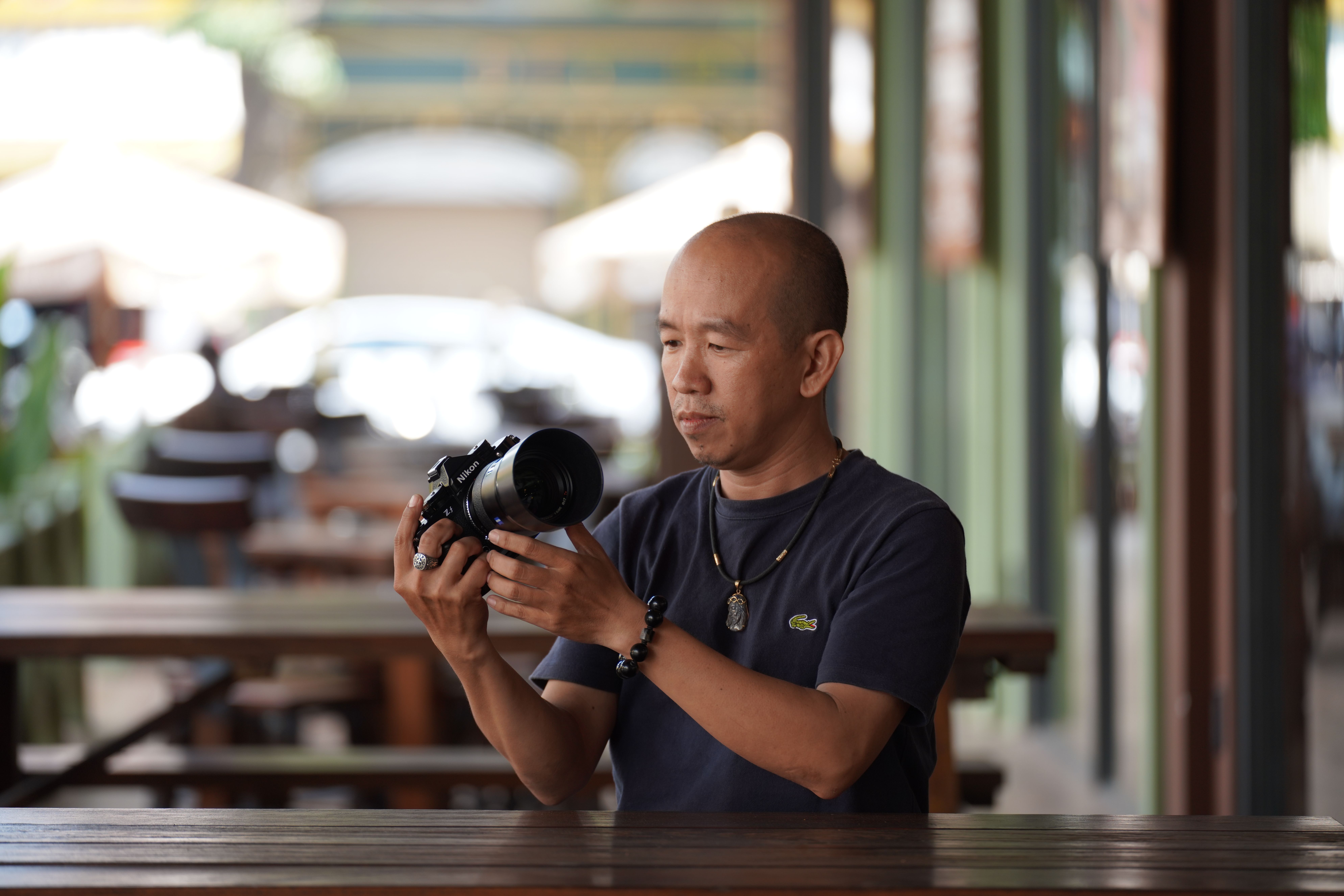 Comment garder votre appareil photo prêt entre les sets dans une foule compacte — pourquoi c’est utile dans les foules denses