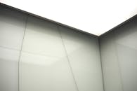 内饰时尚现代，带有几何墙壁图案和明亮的灯光