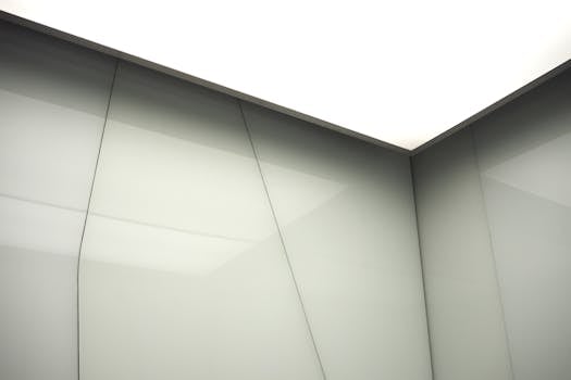 内饰时尚现代，带有几何墙壁图案和明亮的灯光