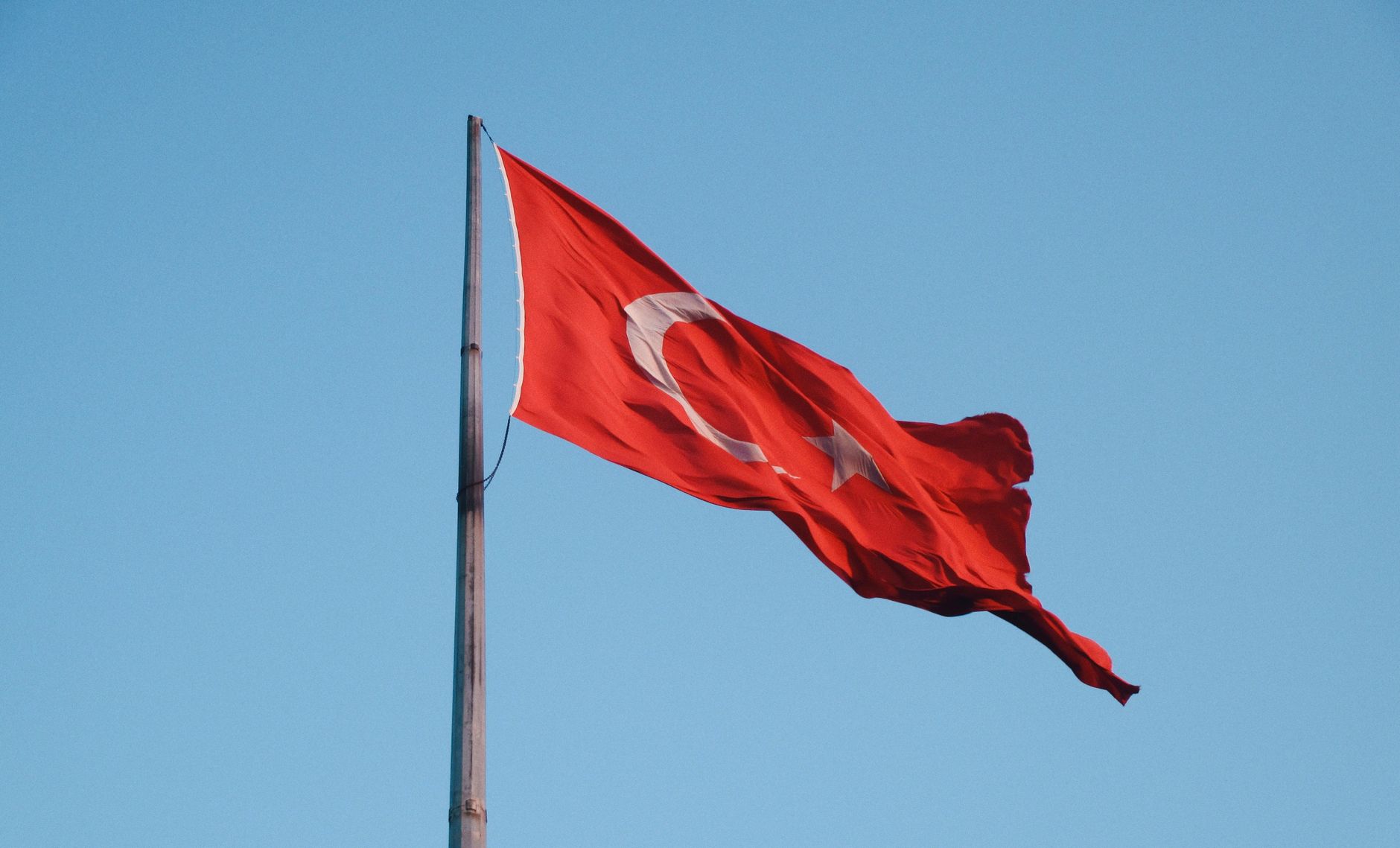 Sırbistan bayrağı dalgalanıyor