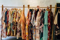 精品店的木架上展示着充满活力的花卉和服