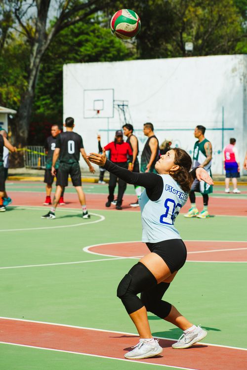 Free Young female volleyball player on an outdoor court, preparing to hit the ball during a match in Ciudad de México. Stock Photo