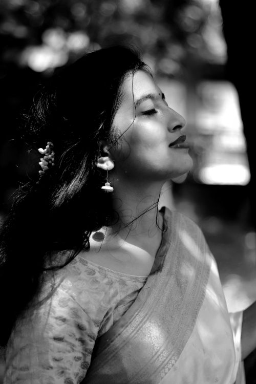 Free Elegant black and white portrait of a woman in traditional attire, exuding grace and serenity. Stock Photo