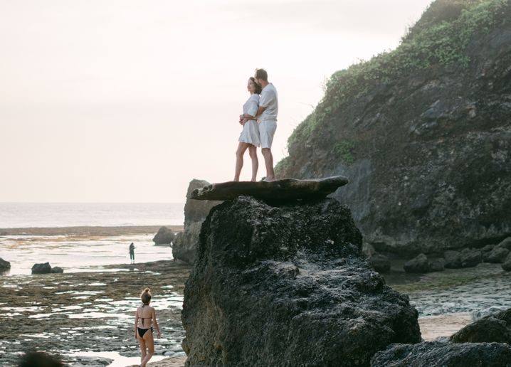 Online dating: starting a conversation on a niche platform
