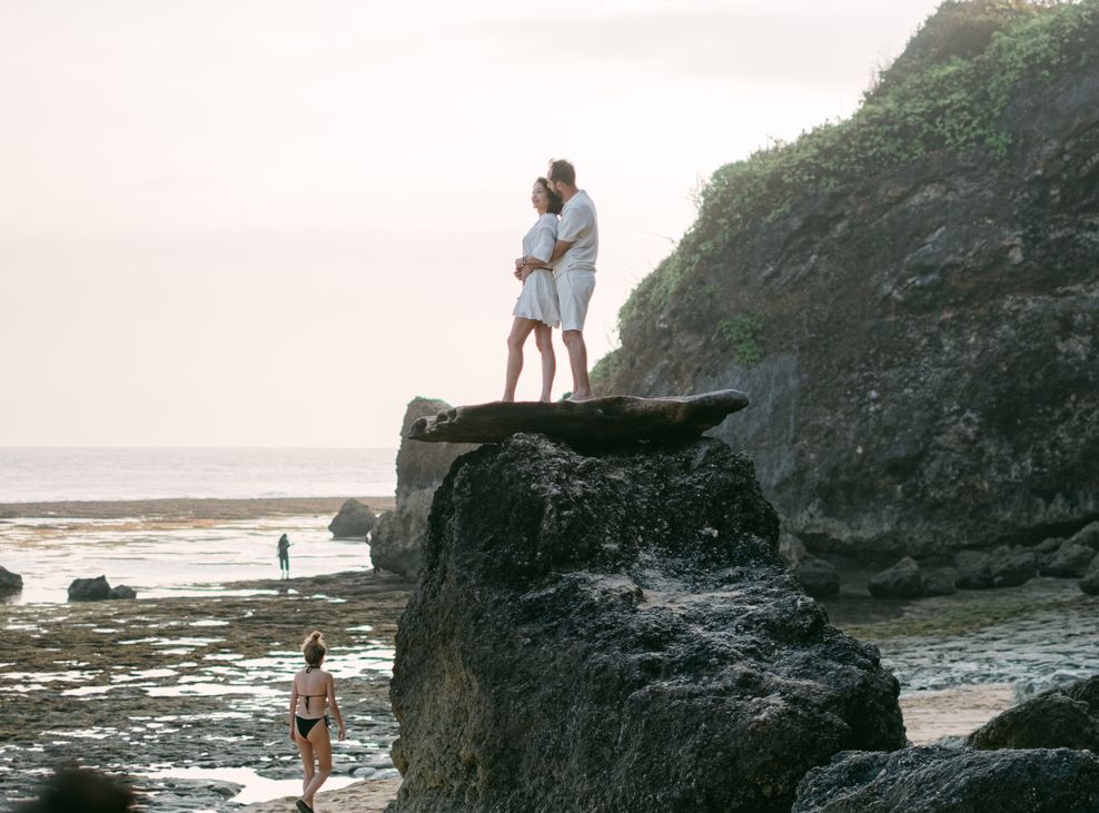 Online dating: starting a conversation on a niche platform