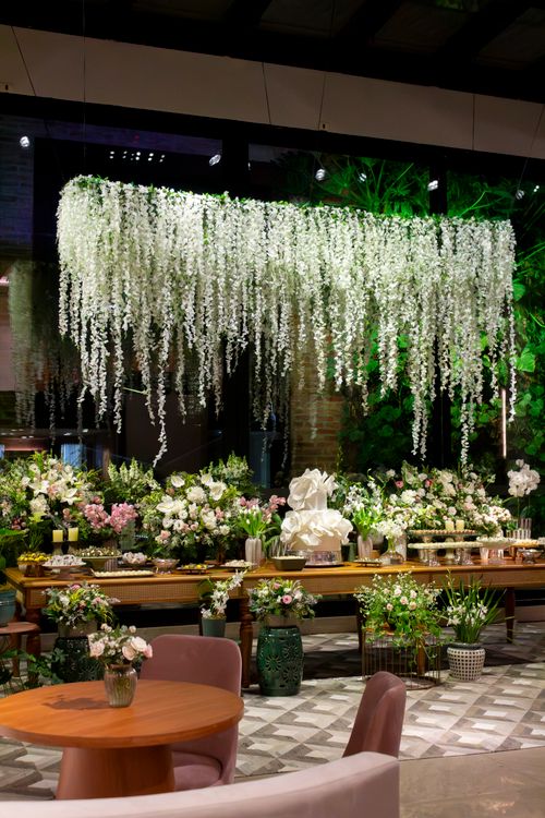 Free Chic wedding setup with floral decor and cake in São Paulo. Stock Photo