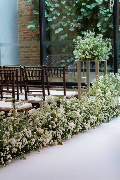 Free Chic wedding ceremony setup in São Paulo with elegant white floral arrangements. Stock Photo