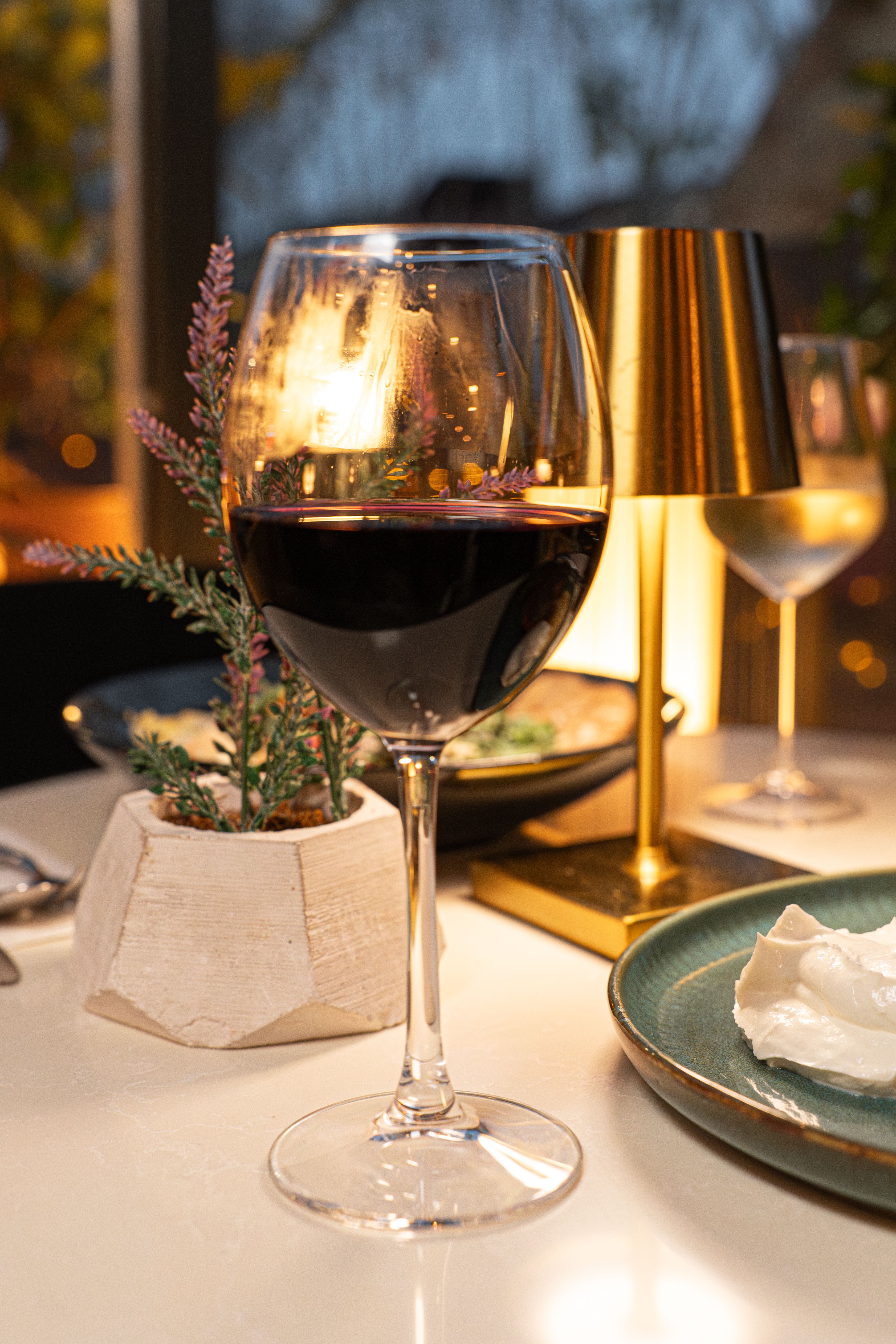 Les accords mets-vins AOC avec la cuisine végétale : tendances 2026 