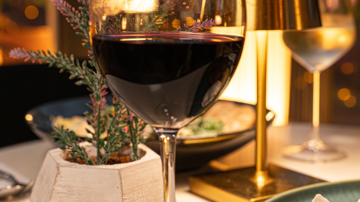Les accords mets-vins AOC avec la cuisine végétale : tendances 2026