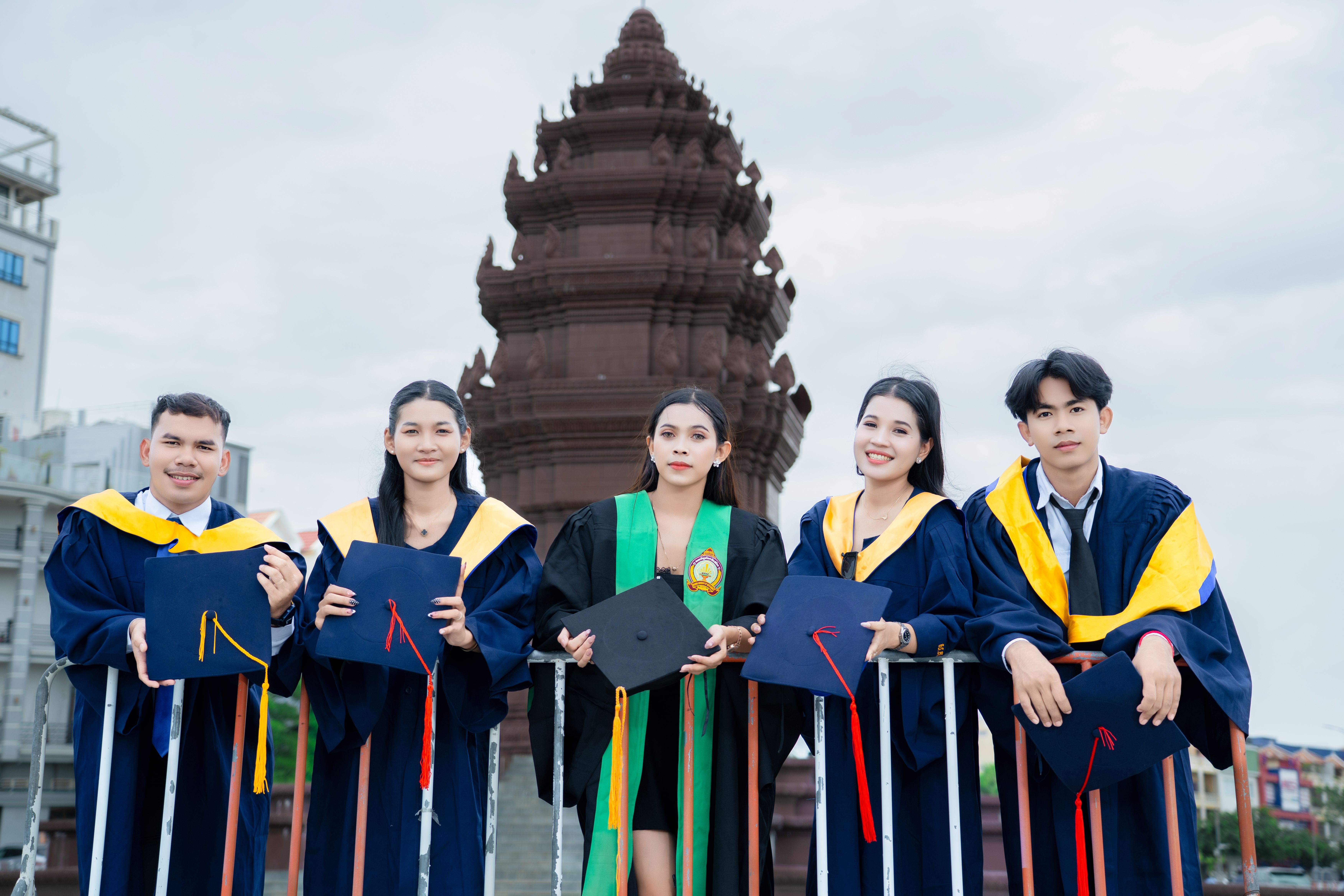 អ្នកលេងកំពុងកំណត់ថវិកា និងដែនកំណត់ពេលវេលា លើកម្មវិធីភ្នាល់ជាមួយក្រដាសកត់ត្រា