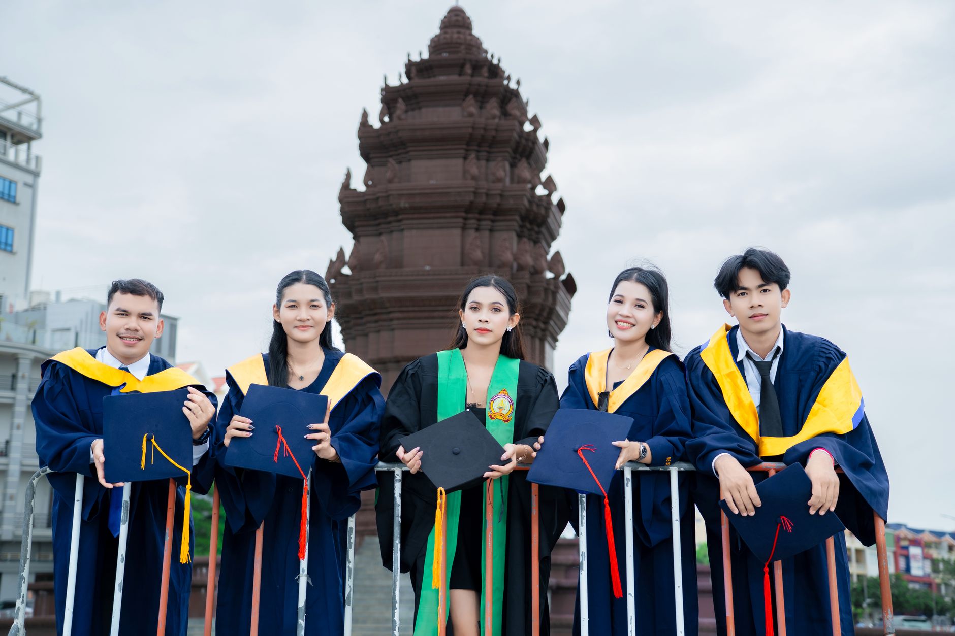 អ្នកលេងកំពុងកំណត់ថវិកា និងដែនកំណត់ពេលវេលា លើកម្មវិធីភ្នាល់ជាមួយក្រដាសកត់ត្រា