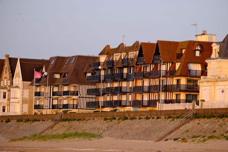 Vue pittoresque d'appartements en bord de mer à Cabourg, en Normandie, au coucher du soleil.