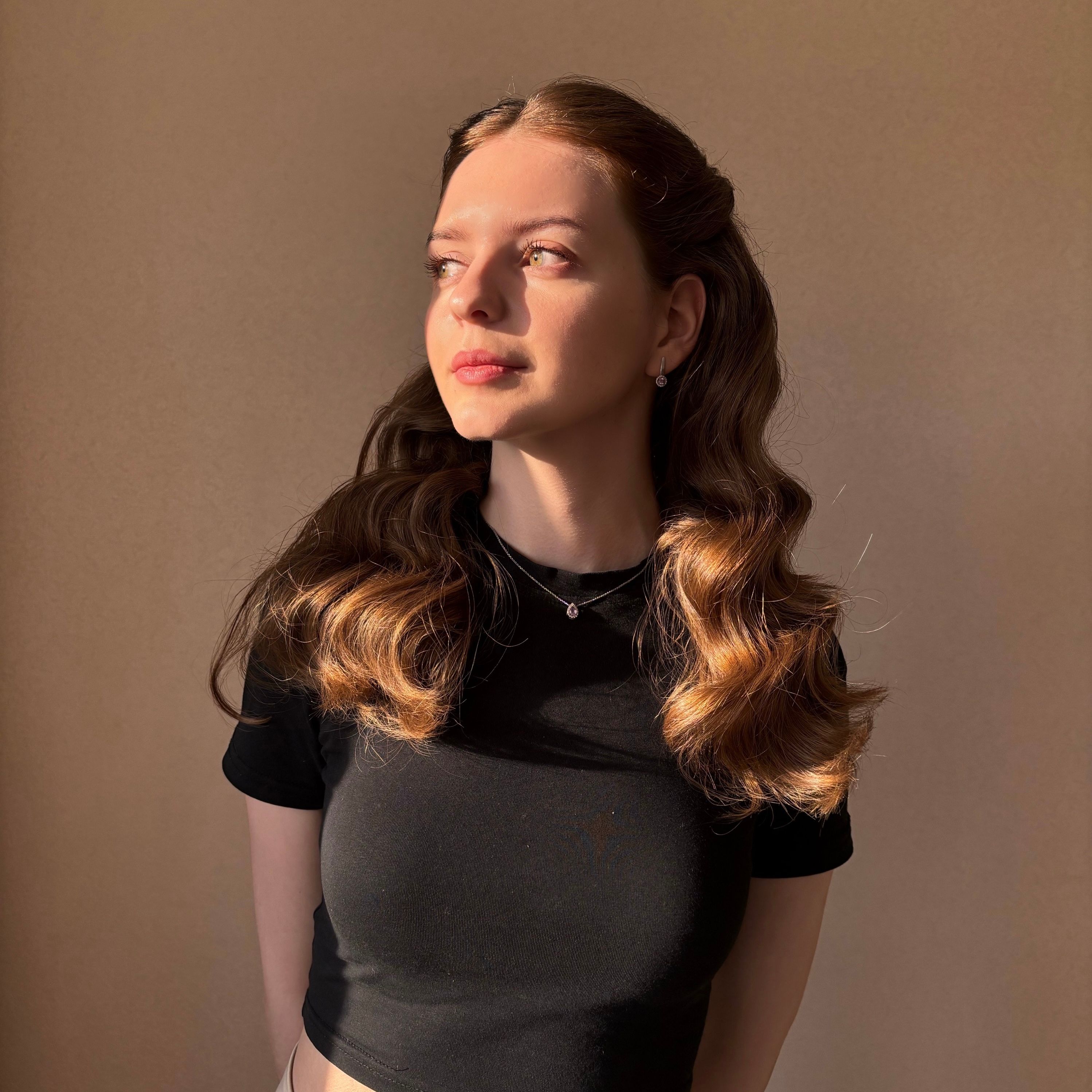 Set waves finished with a warm-tone shine rinse — photo by daria on Pexels