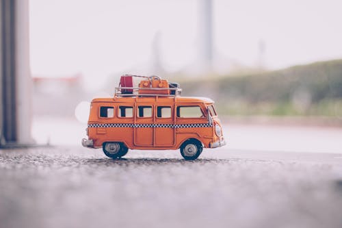 무료 포장 도로의 주황색 밴 다이 캐스트 모델 스톡 사진