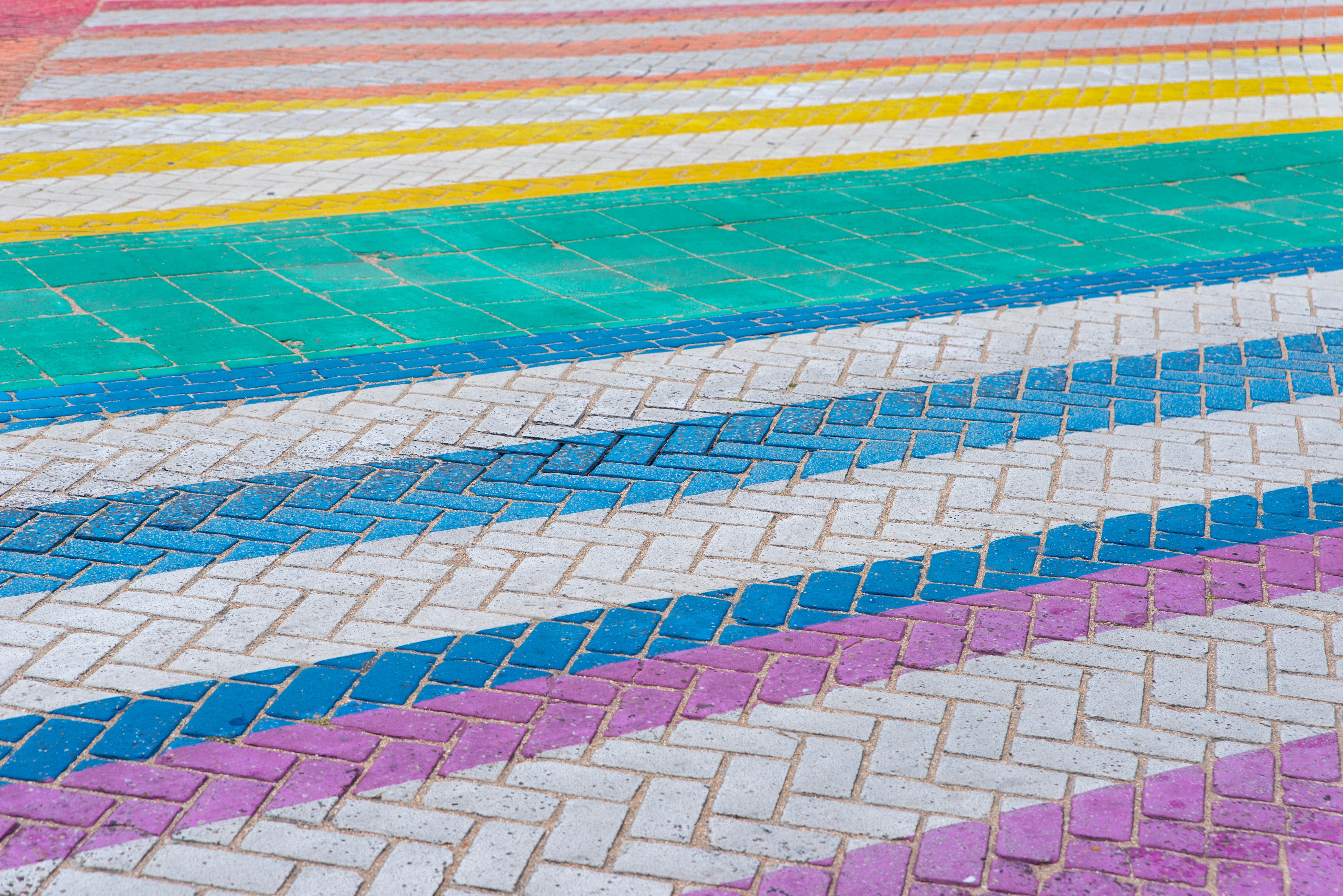 Un paso de peatones pintado con los colores del arcoíris