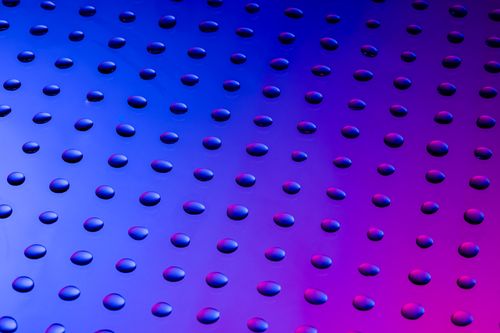 Free Vibrant water droplets on a purple and blue gradient background, creating a modern abstract pattern. Stock Photo