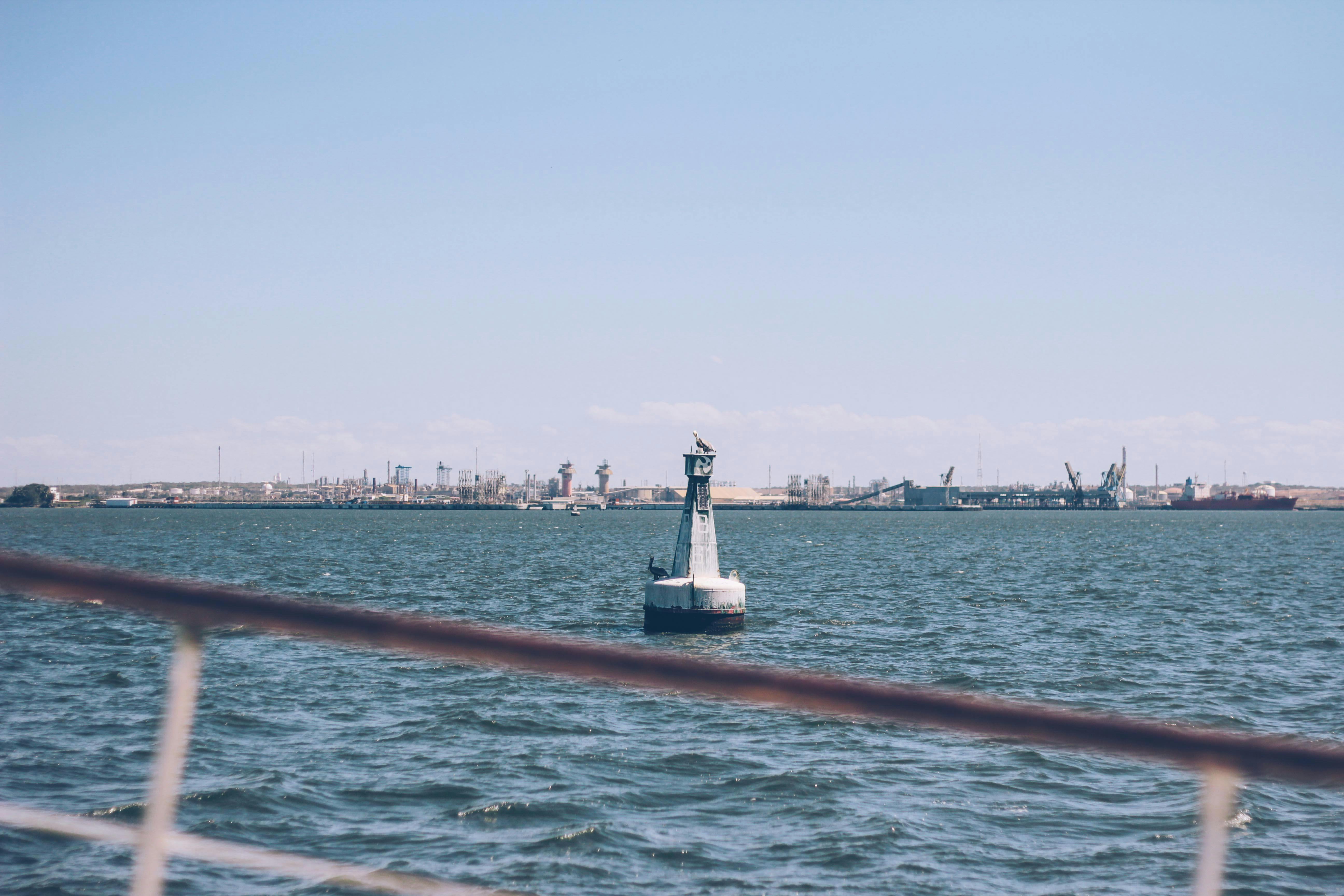 Жінка сидить на підлозі, оточена малюнками та ідеями