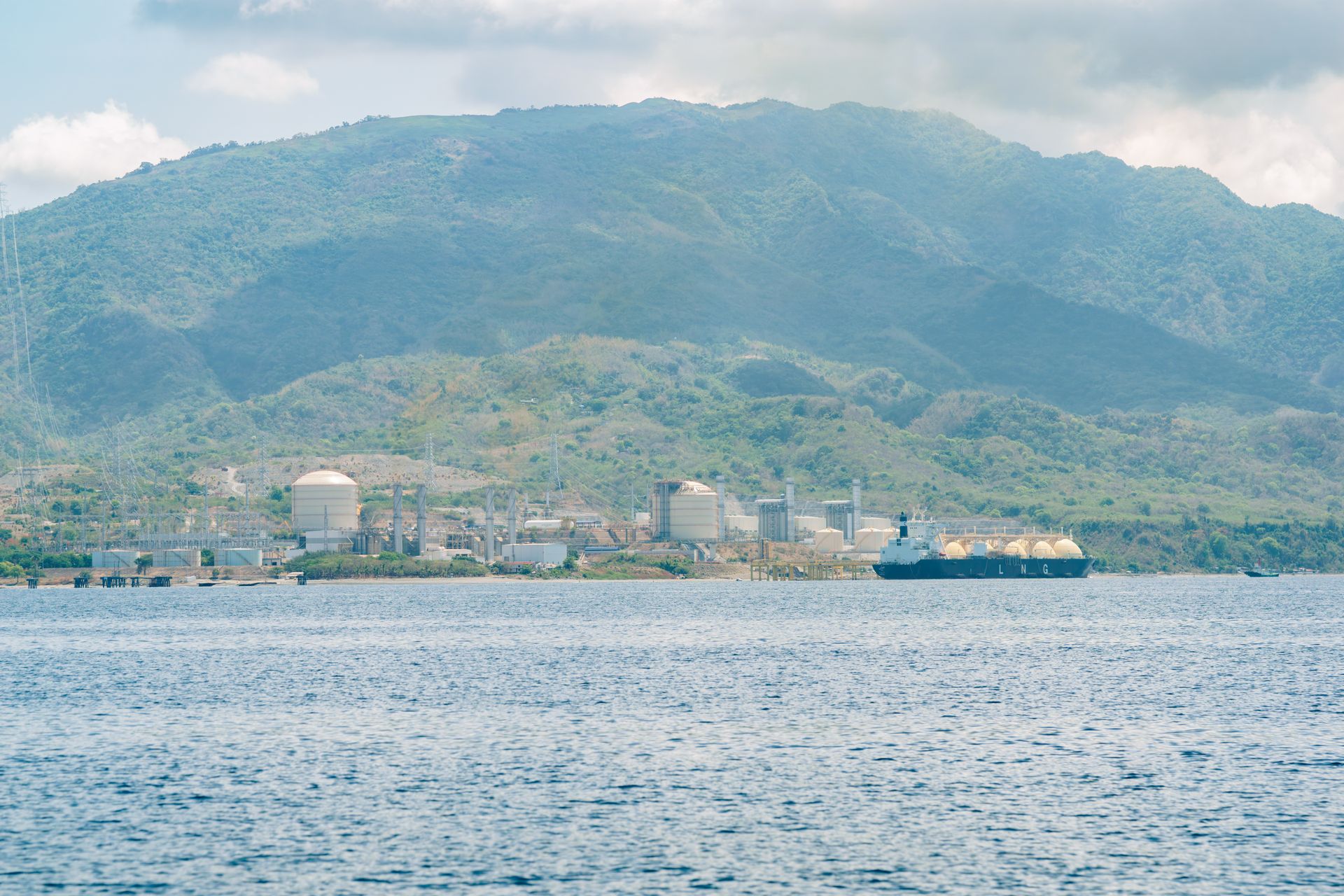 Una terminal de exportación de gas natural licuado con tuberías