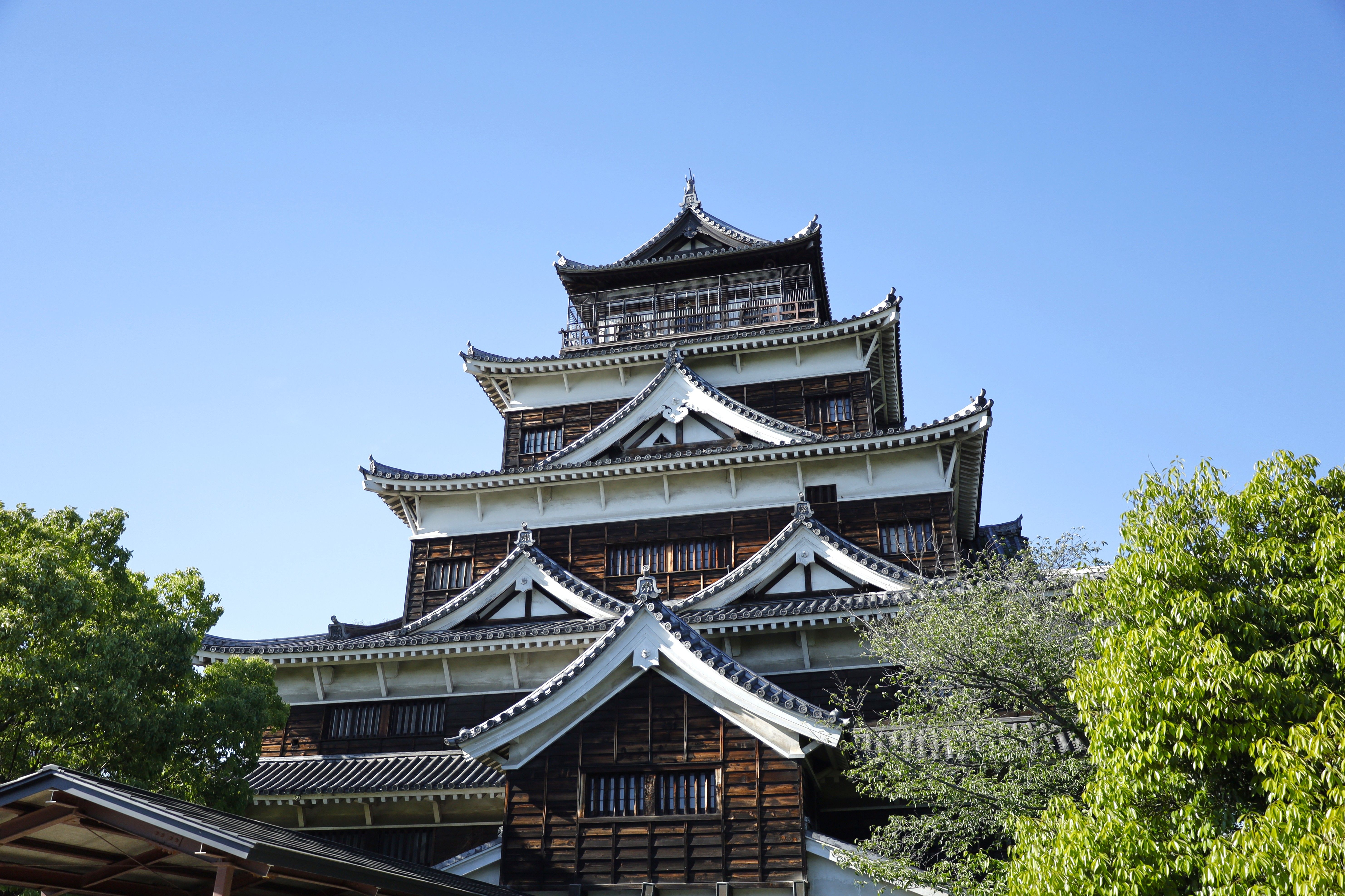 日本の青い空の下にある歴史的な広島城。旅行のイメージに最適です。