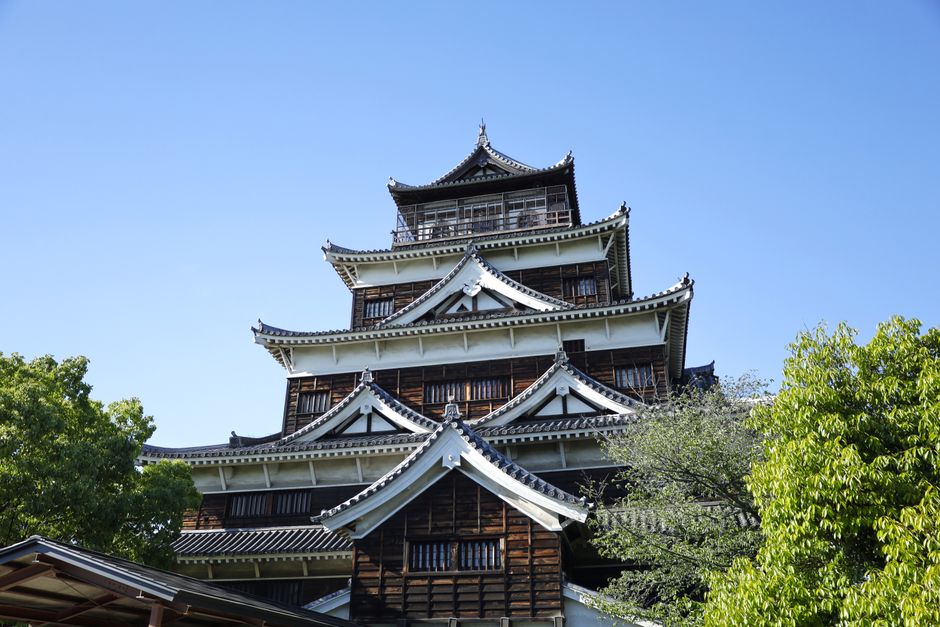 日本の青い空の下にある歴史的な広島城。旅行のイメージに最適です。