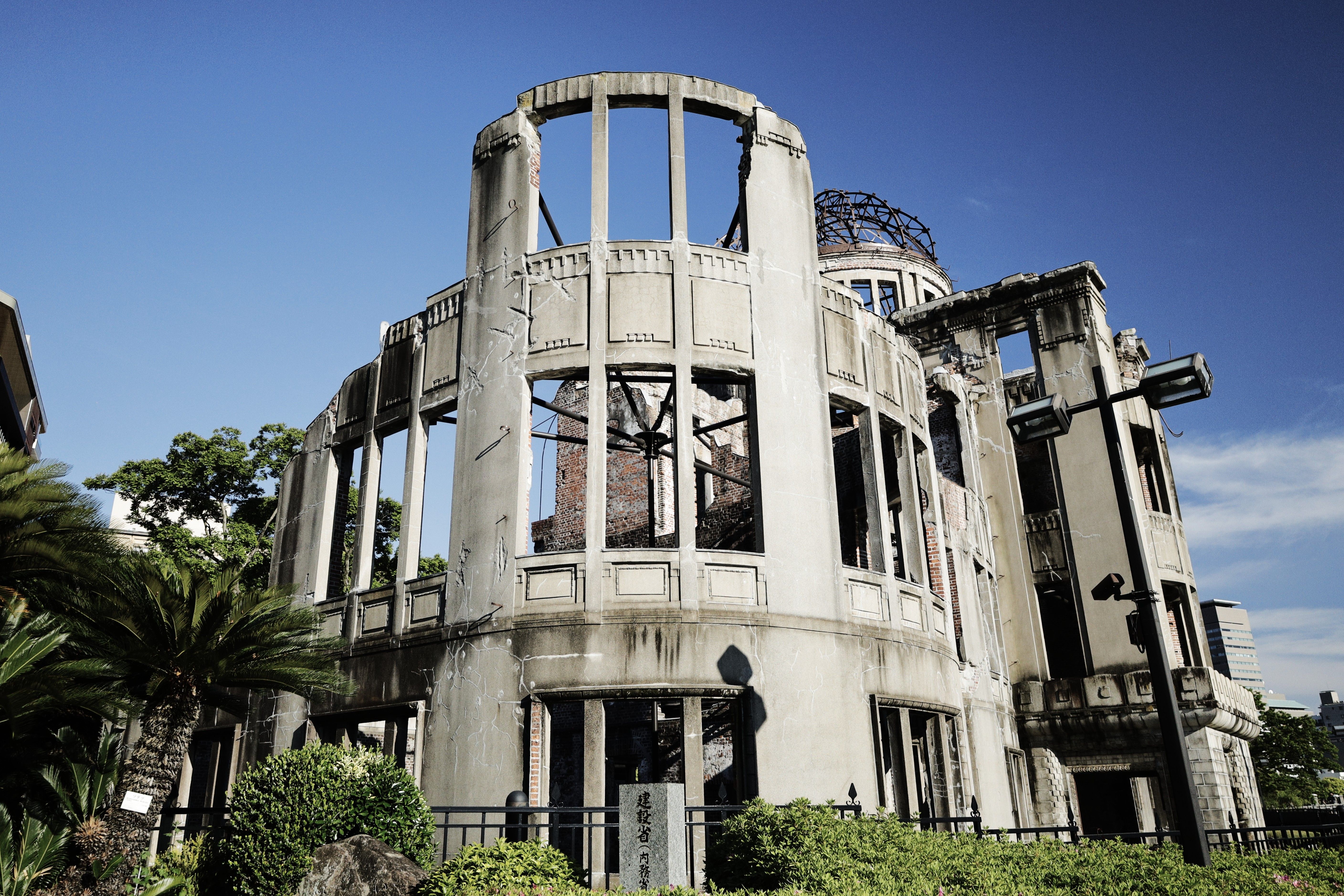 平和とレジリエンスを象徴する広島の原爆ドームの歴史的な眺め。