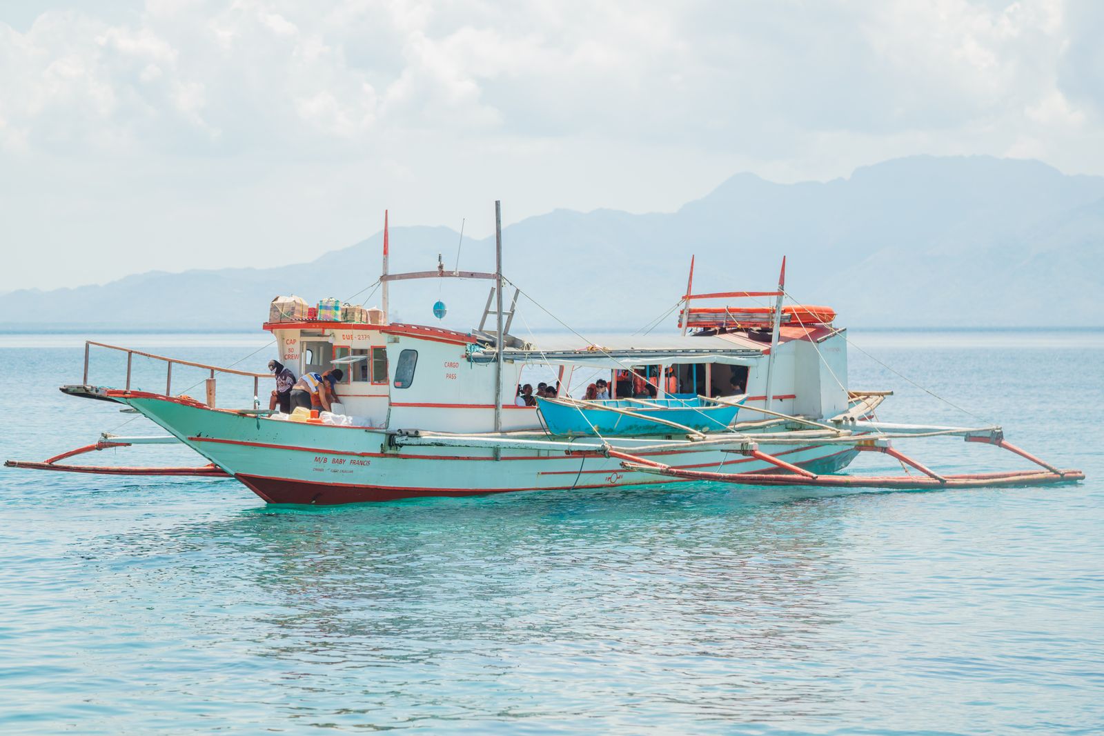 Viajeros recorriendo una isla tropical de Filipinas junto al mar.