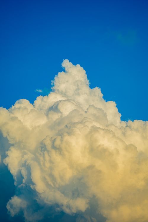 Free Beautiful cumulonimbus clouds in a vivid blue sky, capturing nature's grandeur and serene beauty. Stock Photo