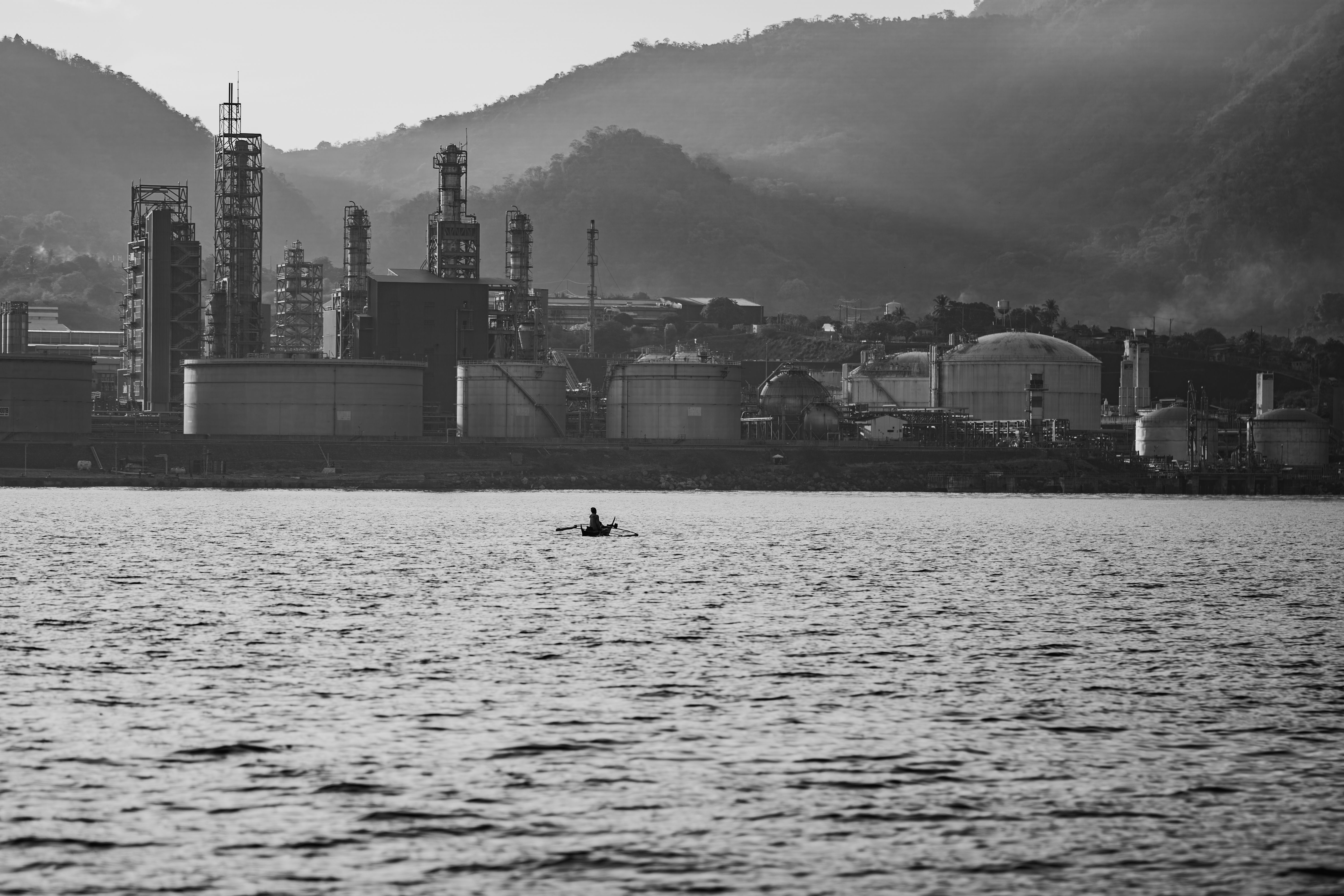 Tensão no Estreito de Ormuz: Risco de Choque no Petróleo e a Reação dos Mercados