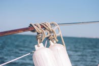 平静的海洋环境中船上绳索和浮标的详细视图