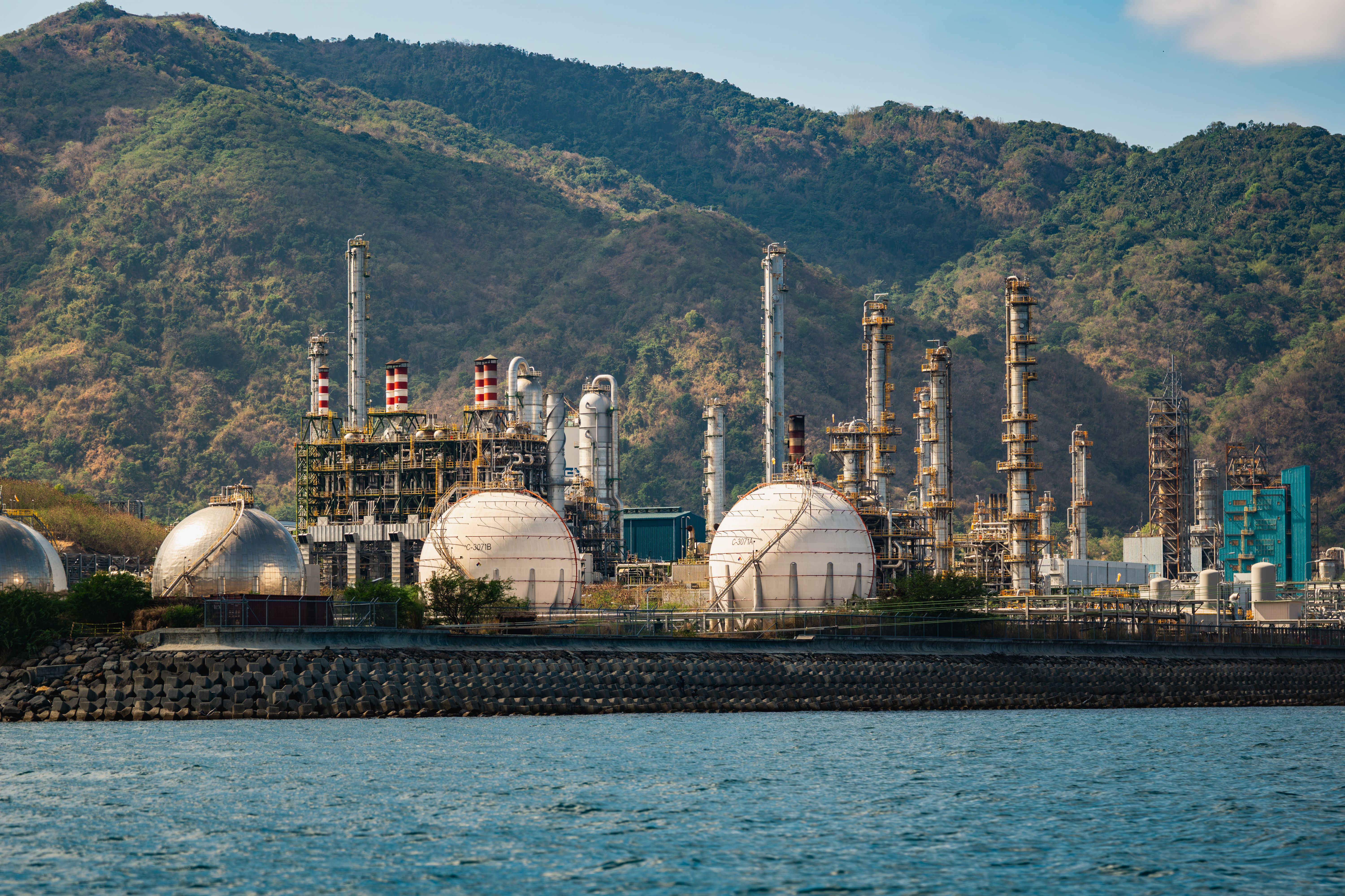 Amundi Pushes EU Funds to Include Oil, Gas for Security