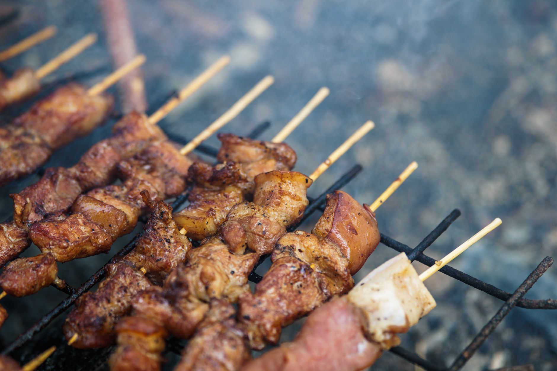 Poulet grillé tendre servi avec du riz assaisonné