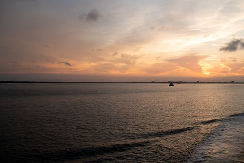 Free A breathtaking ocean sunset with calm waves and a colorful sky, perfect for relaxation themes. Stock Photo