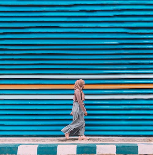무료 도시 거리에 걷는 인식 할 수없는 여자 스톡 사진