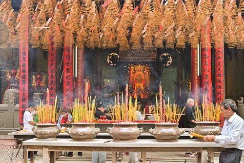 Free A bustling Chinese temple with incense and worshipers in an atmospheric setting. Stock Photo