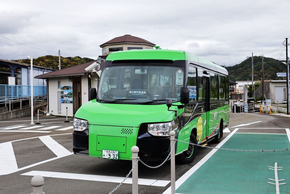 徳島県の海陽駅に停車中の緑色のデュアルモード車両。