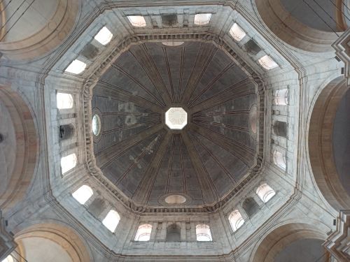 Free Remarkable symmetrical view of a grand architectural dome's interior. Stock Photo