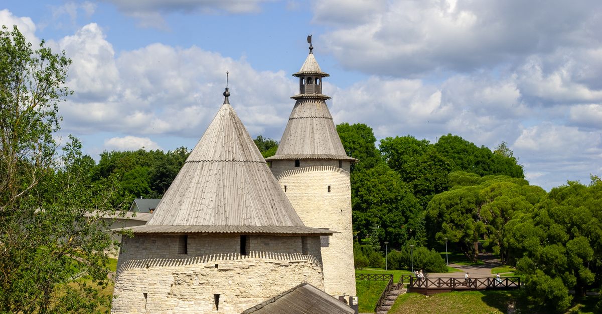 Narva linnus ja Narva jõgi Ivangorodi poole vaadates