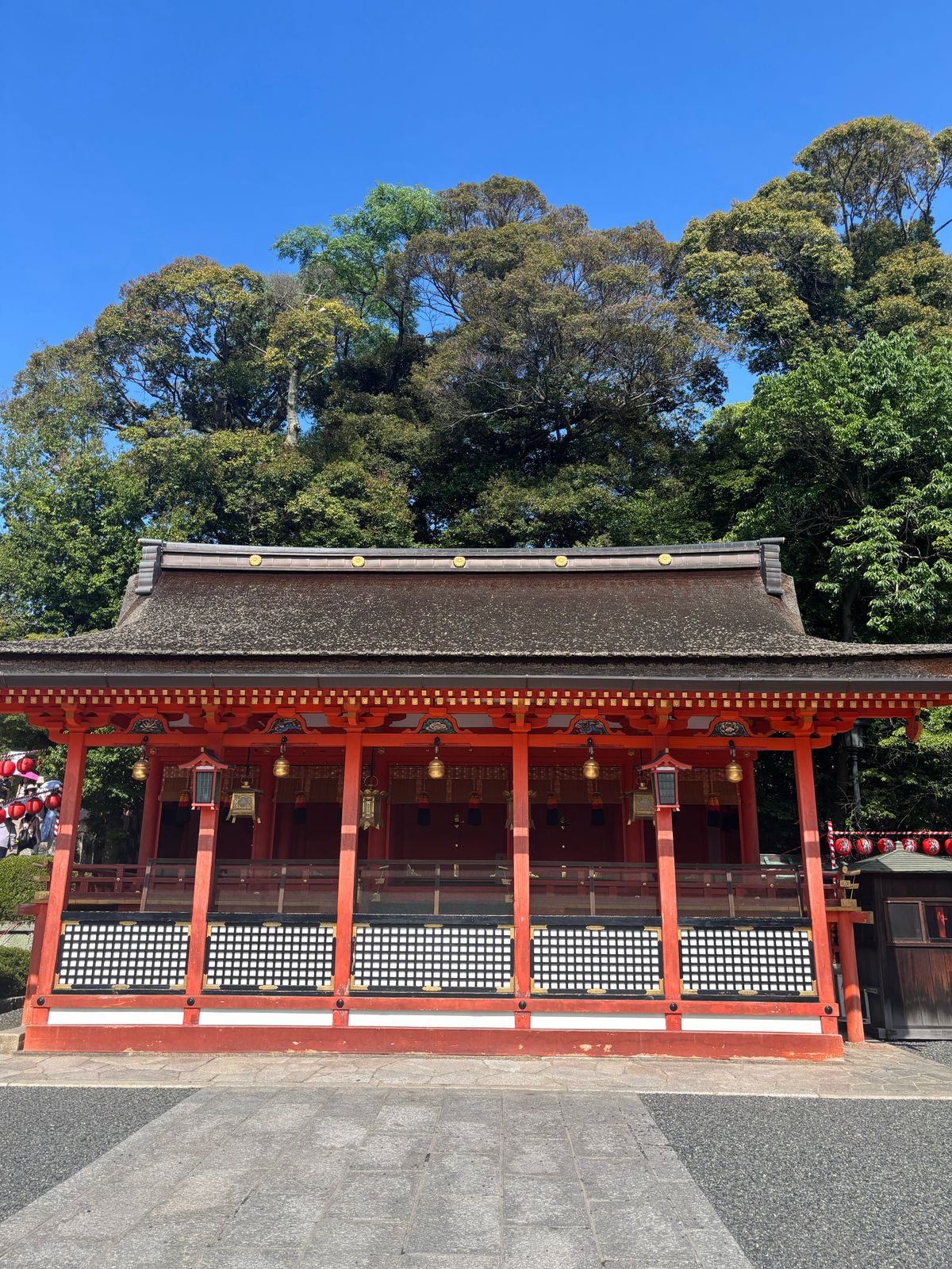 朱塗りの社殿