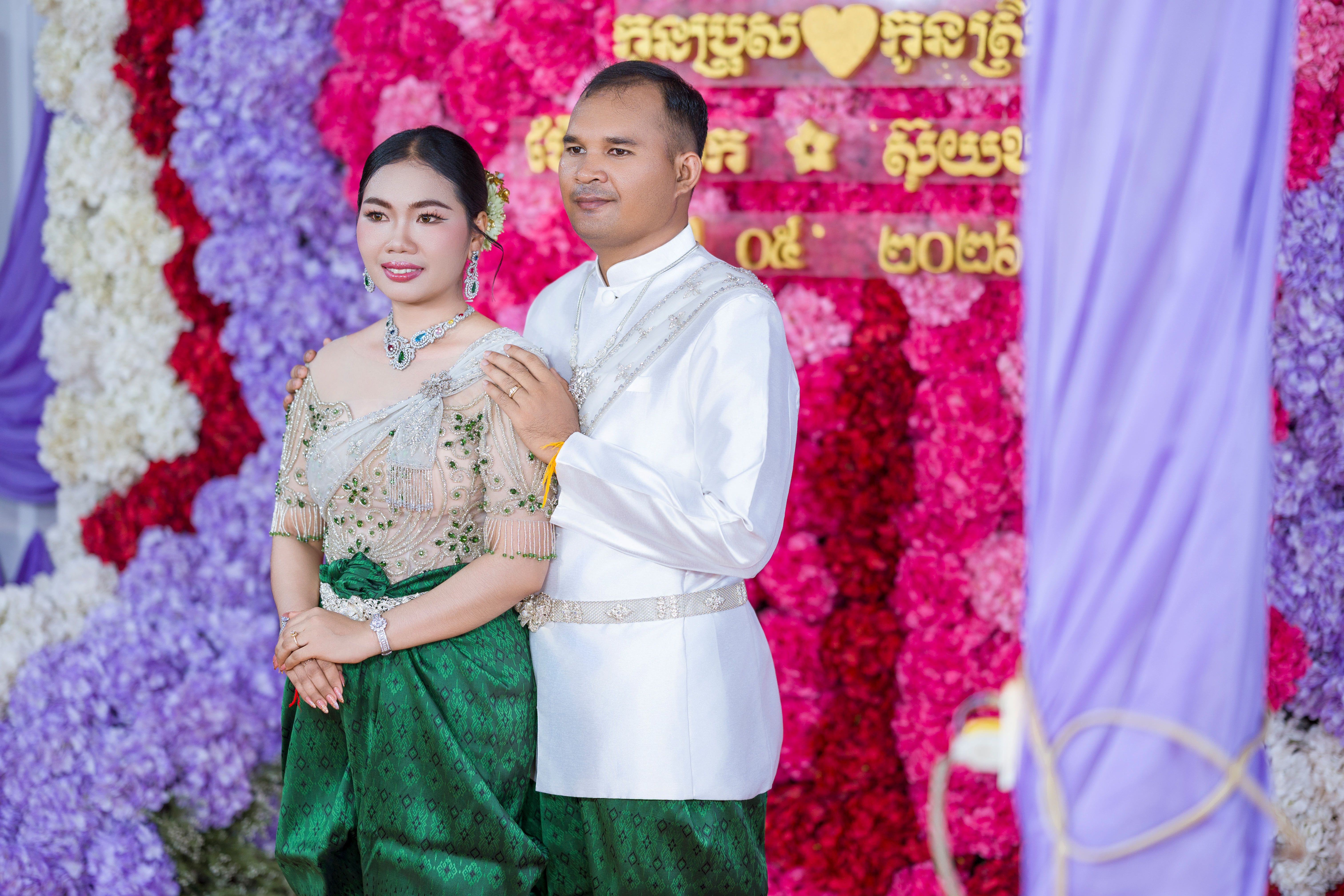 ဘောလုံးခွဲခြမ်းစိတ်ဖြာသူတစ်ဦးသည် လက်ပ်တော့ပေါ်တွင် အသင်းဖွဲ့စည်းပုံနှင့် ကစားသမားဒေတာကို လေ့လာနေသောမြင်ကွင်း