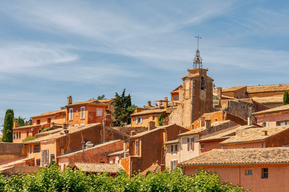 Case în nuanțe de ocru și acoperișuri de teracotă în satul Roussillon, Provence